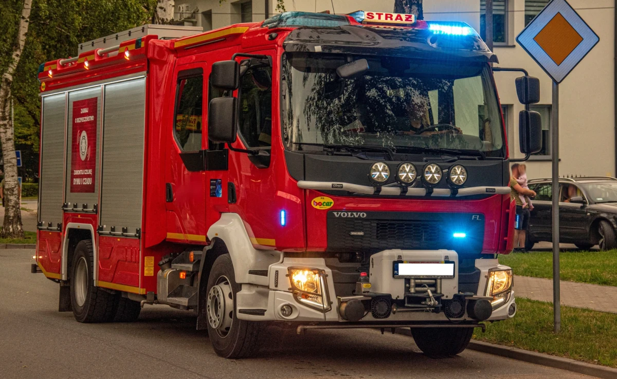 "Zostały spalone klęczniki w przedsionku kościoła" - poinformowała Parafia Świętych Apostołów Piotra i Pawła w Trzebini w Małopolsce. To pokłosie próby podpalenia budynku, do której doszło w niedzielę 15 marca. Sprawcy nie udało się dostać do wnętrza, jednak zarejestrowały go kamery. Duchowni zaapelowali do wszystkich, którzy mogą go kojarzyć.