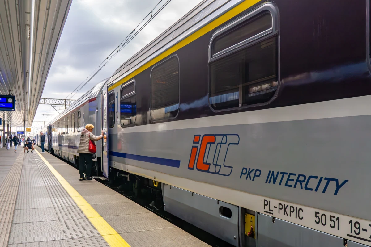 Mieszkańcy Sosnowca (woj. śląskie) mogą już szykować się na spore ułatwienia w codziennych podróżach. Nowe przejście podziemne przy dworcu kolejowym zostanie otwarte miesiąc przed pierwotnym terminem. Już w najbliższą środę, 18 marca, od godziny 11:00 piesi będą mogli korzystać z tunelu, który połączy obie strony miasta i umożliwi dostęp do przebudowywanego peronu drugiego.