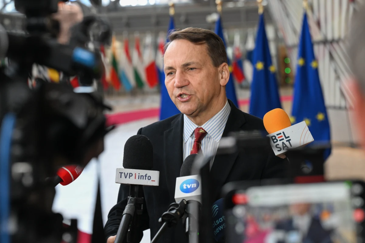 "Trochę niepokoi, że Donald Trump mówi o NATO 'oni', a nie 'my'. Z moich informacji wynika, że procedury nie zostały jeszcze uruchomione" - tak minister spraw zagranicznych, wicepremier Radosław Sikorski skomentował ostrzeżenie Trumpa, że "jeśli sojusznicze państwa nie włączą się w działania na rzecz otwarcia cieśniny Ormuz, będzie to bardzo złe dla przyszłości NATO". Szef naszego MSZ ostro wypowiedział się także o prawicowych politykach, którzy do debaty publicznej wprowadzają wątek możliwego polexitu.