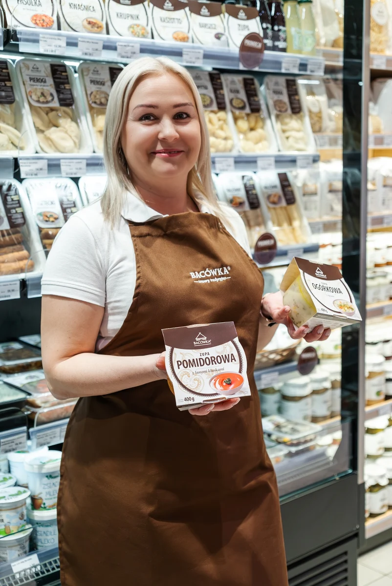 26 marca o godzinie 9.00 w Bochni zostanie otwarty nowy sklep marki Bacówka Towary Tradycyjne. Lokal zlokalizowany jest w Parku Handlowym S-MALL przy ul. Pileckiego 6 – tuż obok jednej z największych atrakcji regionu, Kopalni Soli w Bochni. Na klientów czekać będą wyjątkowe promocje, degustacje oraz kulinarne atrakcje przygotowane specjalnie z okazji otwarcia.