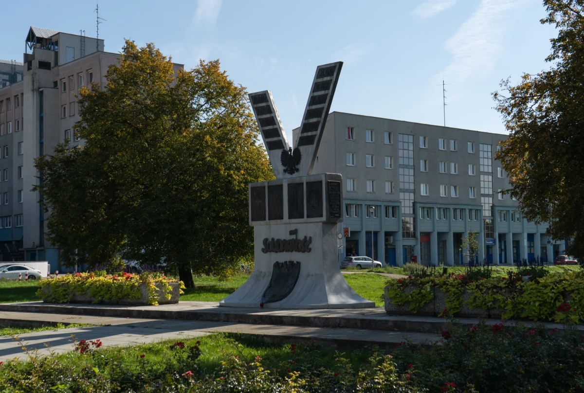 ​Pomnik Solidarności stojący w krakowskiej Nowej Hucie zostanie wyremontowany. Jak informuje Zarząd Zieleni Miejskiej (ZZM), chętni na przeprowadzenie prac mają czas do 27 marca, by złożyć ofertę przetargową.
