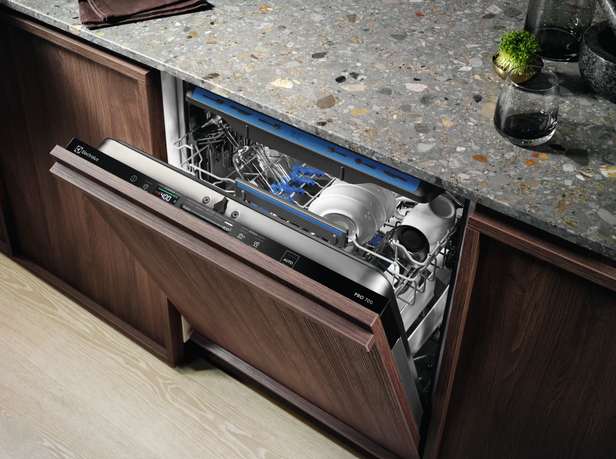 Nie musisz już zastanawiać się, jaki program będzie najlepszy, aby Twoje naczynia były idealnie czyste. Nowoczesne zmywarki zostały zaprojektowane tak, aby maksymalnie uprościć codzienne obowiązki w kuchni. Wystarczy wybrać czas zmywania, a urządzenie samo dopasuje odpowiednie parametry – temperaturę, zużycie wody oraz intensywność cyklu. Z Electrolux codzienne obowiązki stają się prostsze niż kiedykolwiek. Jedno dotknięcie wystarczy, aby zmywarka zajęła się resztą – szybko, precyzyjnie i bez zgadywania. 