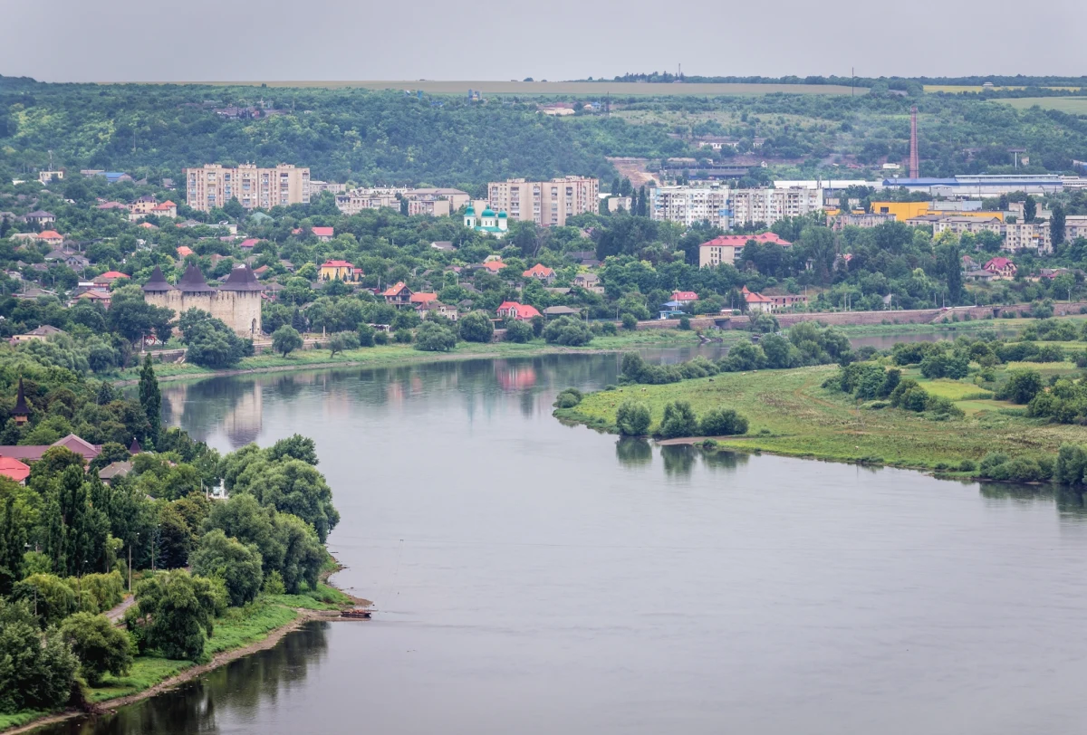 Rząd Mołdawii ogłosił stan alarmu ekologicznego na rzece Dniestr. Wszystko za sprawą wydarzeń z 7 marca 2026 roku, kiedy to rosyjskie rakiety uderzyły w elektrownię wodną w Nowodniestrowsku, tuż przy granicy ukraińsko-mołdawskiej. W wyniku ostrzału doszło do wycieku oleju transformatorowego oraz, jak podejrzewają władze, paliwa rakietowego. W związku z tym od dziś w kilku północnych rejonach kraju tymczasowo wstrzymano dostawy wody.