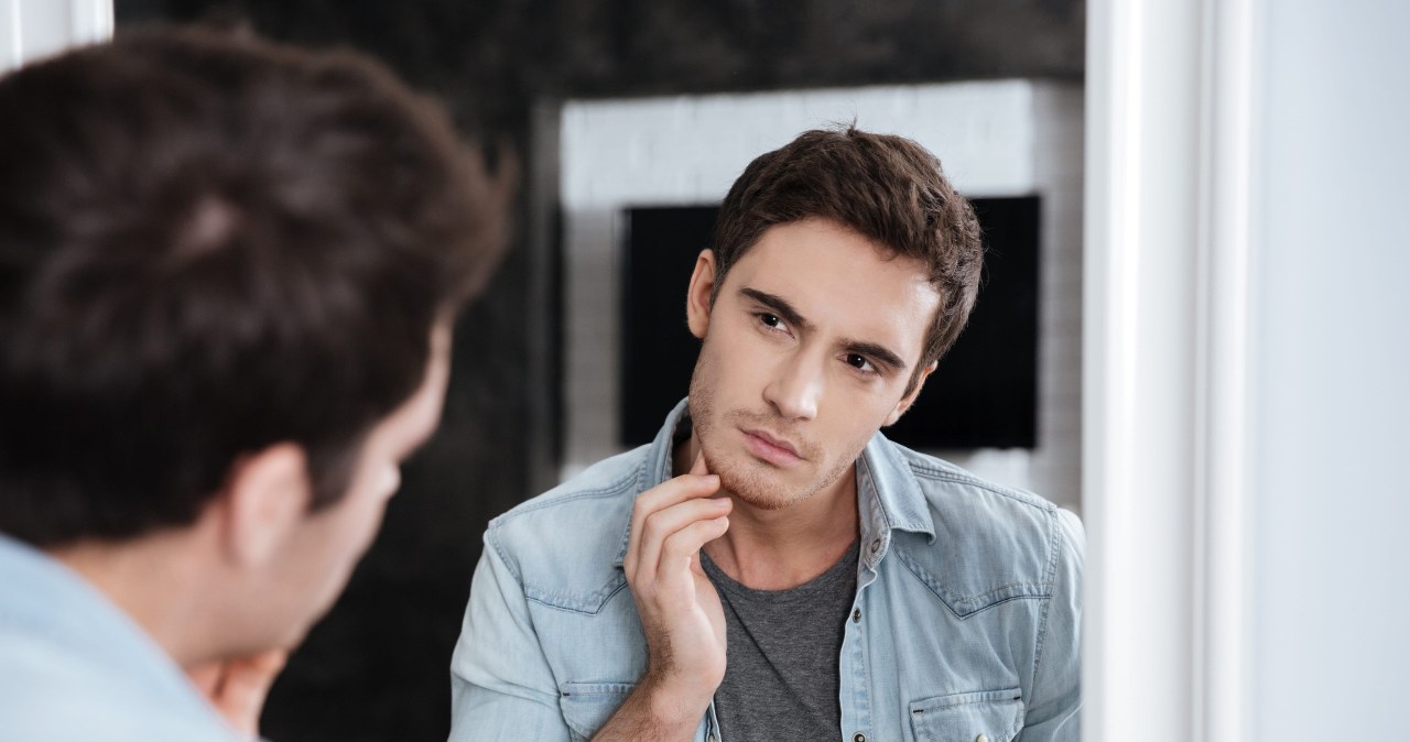 Młotek w szczękę i operacje wydłużania nóg. Oto świat looksmaxxingu