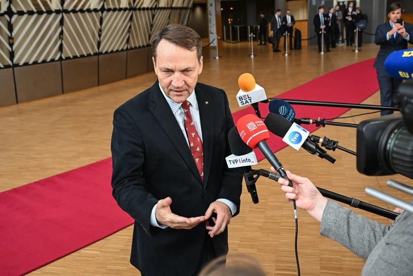 Sikorski chce zakończyć spór dwóch państw. "Zaoferowałem mediację"