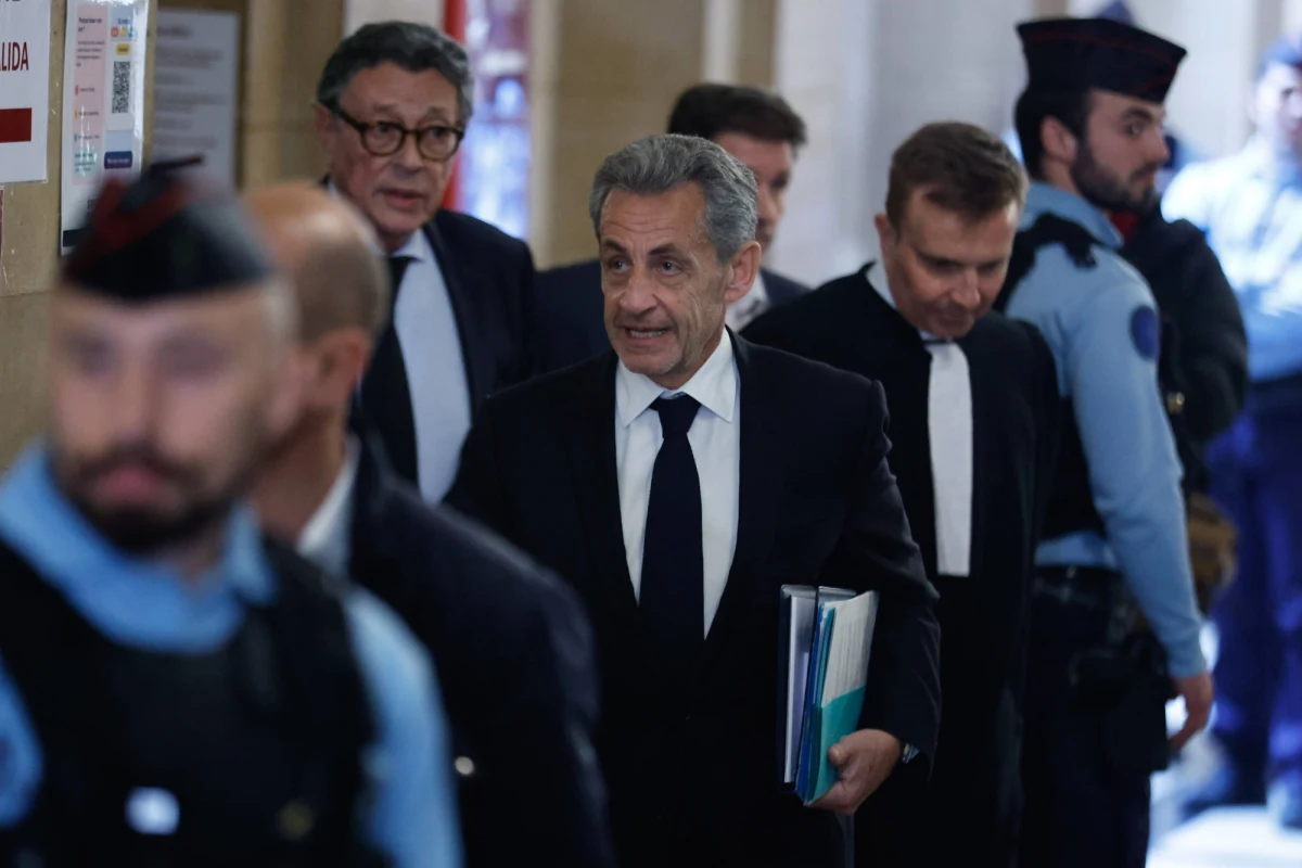 Przed sądem apelacyjnym w Paryżu ruszył w poniedziałek proces byłego prezydenta Francji Nicolasa Sarkozy'ego w sprawie domniemanego finansowania jego kampanii wyborczej w 2007 roku przez Libię. Sąd pierwszej instancji skazał polityka na pięć lat więzienia.