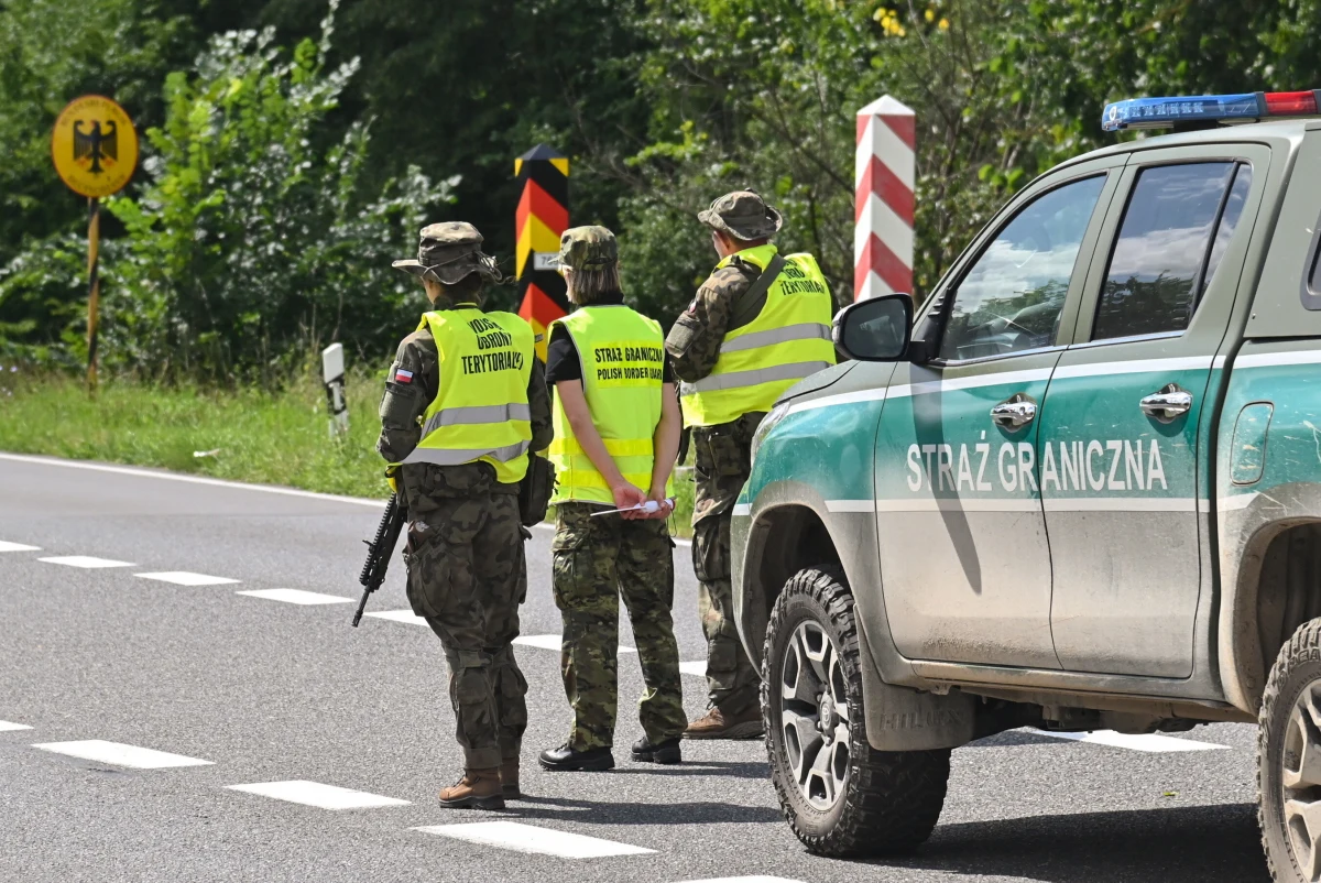 ​Resort spraw wewnętrznych i administracji chce przedłużenia o kolejne pół roku tymczasowej kontroli na granicy z Niemcami i Litwą. Projekt rozporządzenia znalazł się na stronach Rządowego Centrum Legislacji. Zakłada, że obecne przepisy zostałyby wydłużone do 1 października 2026 roku.