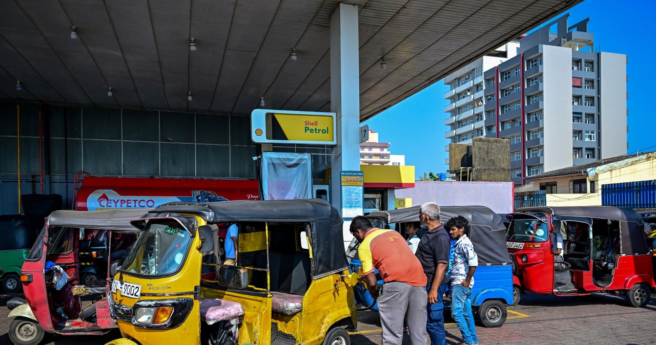 Konflikt na Bliskim Wschodzie uderza w Azję. Wprowadzono reglamentację paliwa
