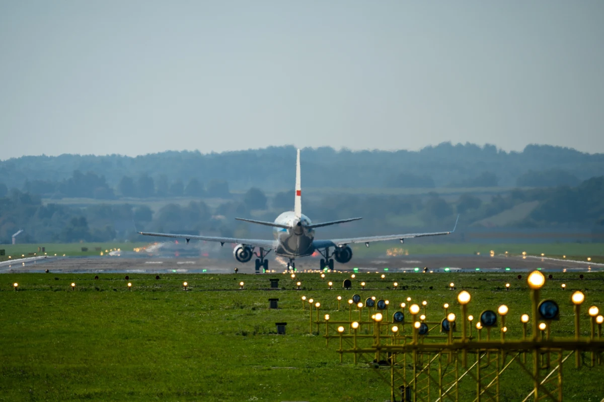 Na początku maja na lotnisku w Balicach ruszy wymiana urządzenia wspomagającego lądowanie samolotów przy ograniczonej widoczności. Obecnie działający system ILS ma już 23 lata i jest przestarzały. Prace potrwają do końca września. W październiku zacznie działać nowy system ILS. Czy to oznacza koniec problemów z lądowaniem i startowaniem samolotów w czasie mgieł? 