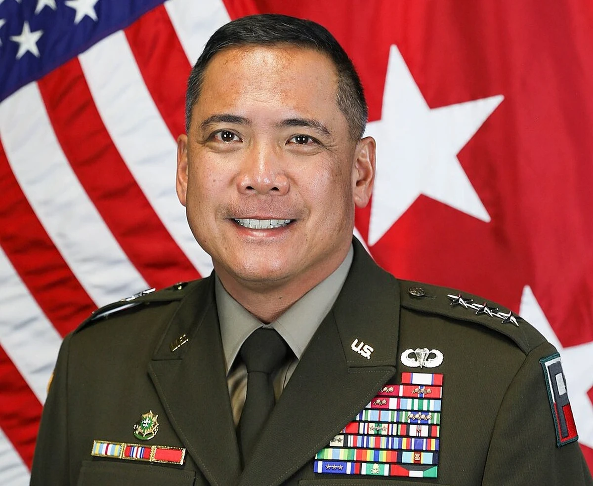 Emerytowany generał Antonio Aguto, były dowódca jednostki odpowiedzialnej za wsparcie Ukrainy, wziął na siebie odpowiedzialność za kompromitującą wpadkę swojego zespołu. Chodzi o pozostawienie w pociągu, którym żołnierze wracali z Ukrainy, tajnych map wojskowych. Nie jest to jedyne potknięcie związane z wizytą Aguto za naszą wschodnią granicą. 