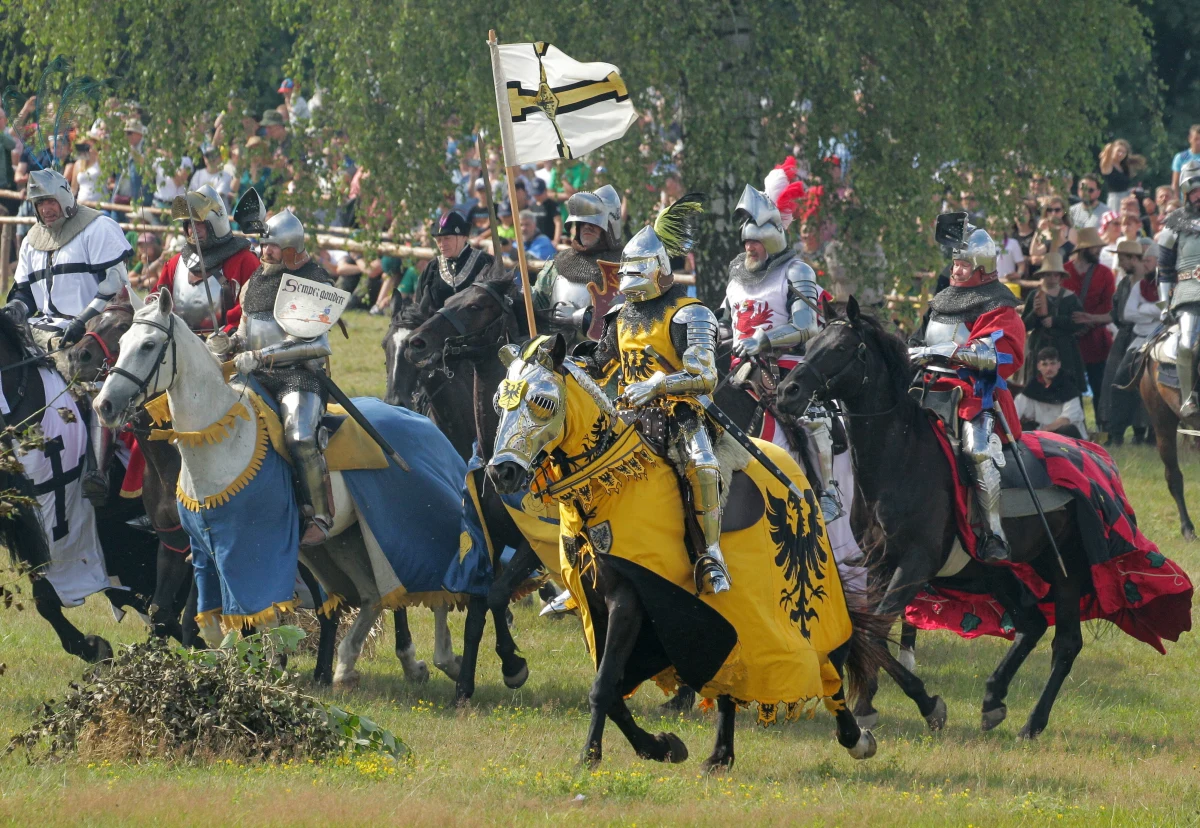 Detektoryści odkrywają kolejne tajemnice okolic Grunwaldu w woj. warmińsko-mazurskim. Najnowsze badania wskazują na potencjalne miejsce obozowiska wojsk polsko-litewskich sprzed wielkiej bitwy z 1410 roku. Znalezione artefakty pozwalają lepiej zrozumieć przygotowania do jednego z najważniejszych starć w historii Europy.