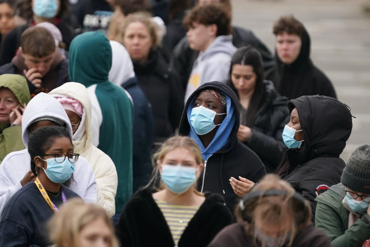 18-letnia uczennica szkoły średniej i student bądź studentka w wieku 21-lat zmarli w wyniku pojawienia się ogniska zapalenia opon mózgowych w Canterbury w Anglii. Podejrzewa się, że rozprzestrzenianie choroby zaczęło się od imprez w jednym z klubów na początku marca. Dotychczas potwierdzono kilkanaście przypadków choroby, część zdiagnozowanych pacjentów trafiło do szpitala. Brytyjska ochrona zdrowia podaje bezpłatnie leki w ramach akcji profilaktycznej. O sprawie informuje BBC.