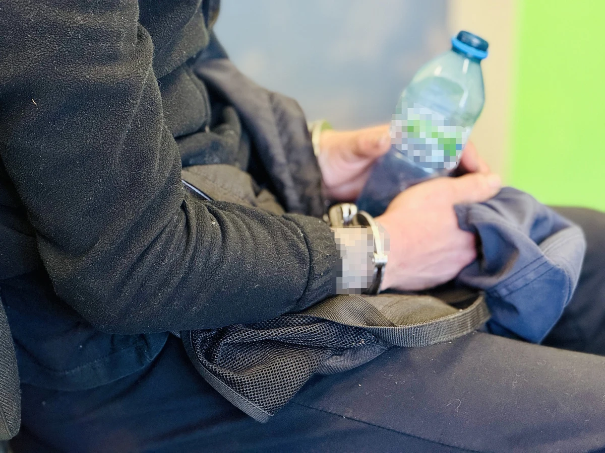 Niebezpieczny incydent w Rudzie Śląskiej (Śląskie). 34-letni mężczyzna groził swojej byłej partnerce, że ją podpali, a następnie rozlał łatwopalną substancję na klatce schodowej. Wyrwał jej też jej torebkę z pieniędzmi. Policjanci szybko namierzyli sprawcę i zatrzymali go. Podejrzany usłyszał prokuratorskie zarzuty i został tymczasowo aresztowany.