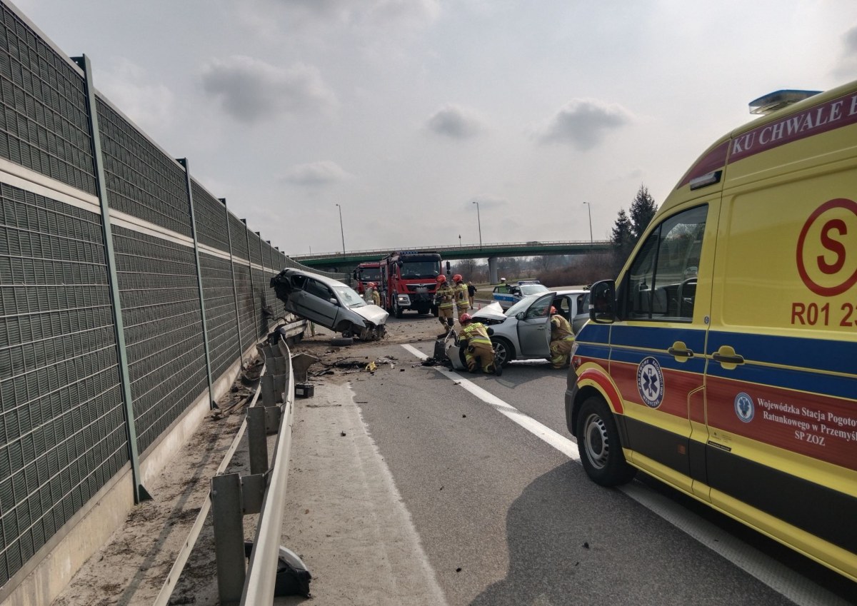 ​Groźny wypadek na Podkarpaciu. Samochód wylądował na barierze