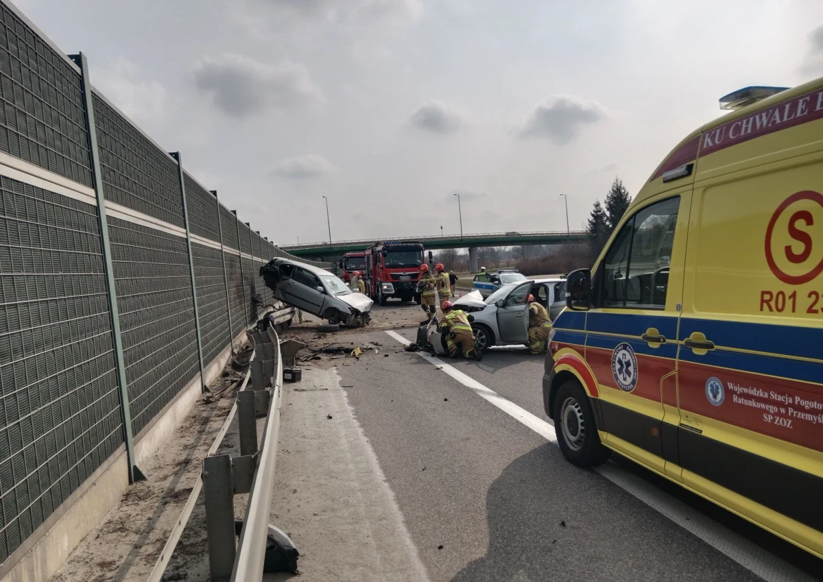 Dwa samochody osobowe zderzyły się na obwodnicy Jarosławia na Podkarpaciu we wtorkowe przedpołudnie. Jedna osoba została ranna. Do wypadku doszło na odcinku między miejscowościami Przeworsk i Radymno. Droga została zablokowana, kierowców skierowano na objazdy.