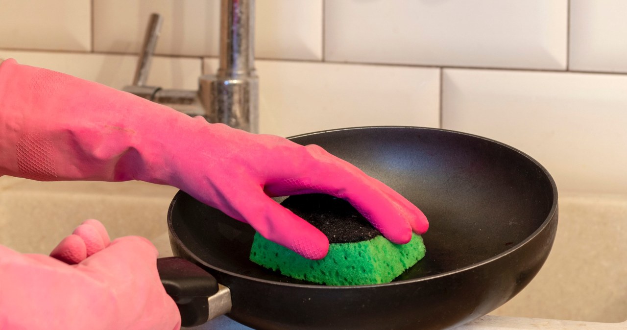 Przypalenia schodzą same. Ten sposób uratował moje patelnie