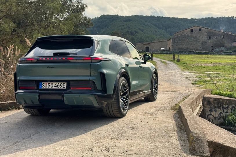 Porsche Cayenne Electric miażdży V8. 2,5 tony masy i 2,5 s do setki