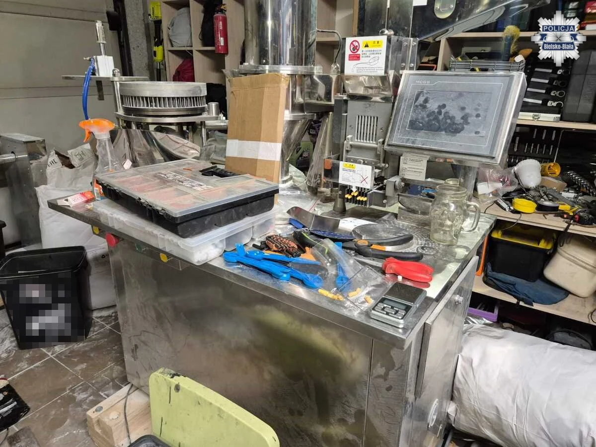 Policjanci z Bielska-Białej (Śląskie) zatrzymali 12 osób podejrzanych o udział w zorganizowanej grupie przestępczej zajmującej się produkcją i sprzedażą nielegalnych sterydów oraz sfałszowanych produktów leczniczych. Zyski gangu szacowane są na co najmniej 7 milionów złotych. 9 z zatrzymanych trafiło do tymczasowego aresztu.