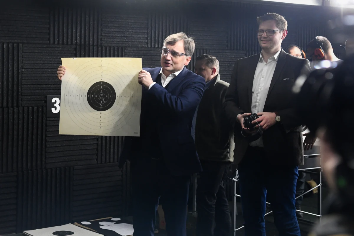 Policjanci z KWP w Łodzi prowadzą postępowanie administracyjne zmierzające do cofnięcia Zbigniewowi Ziobrze wydanego pozwolenia na broń. Wszczęto je z urzędu - poinformowała kom. Edyta Machnik, rzeczniczka KWP w Łodzi. Były minister sprawiedliwości, poseł PiS, ma takie pozwolenie dla celów obrony osobistej.