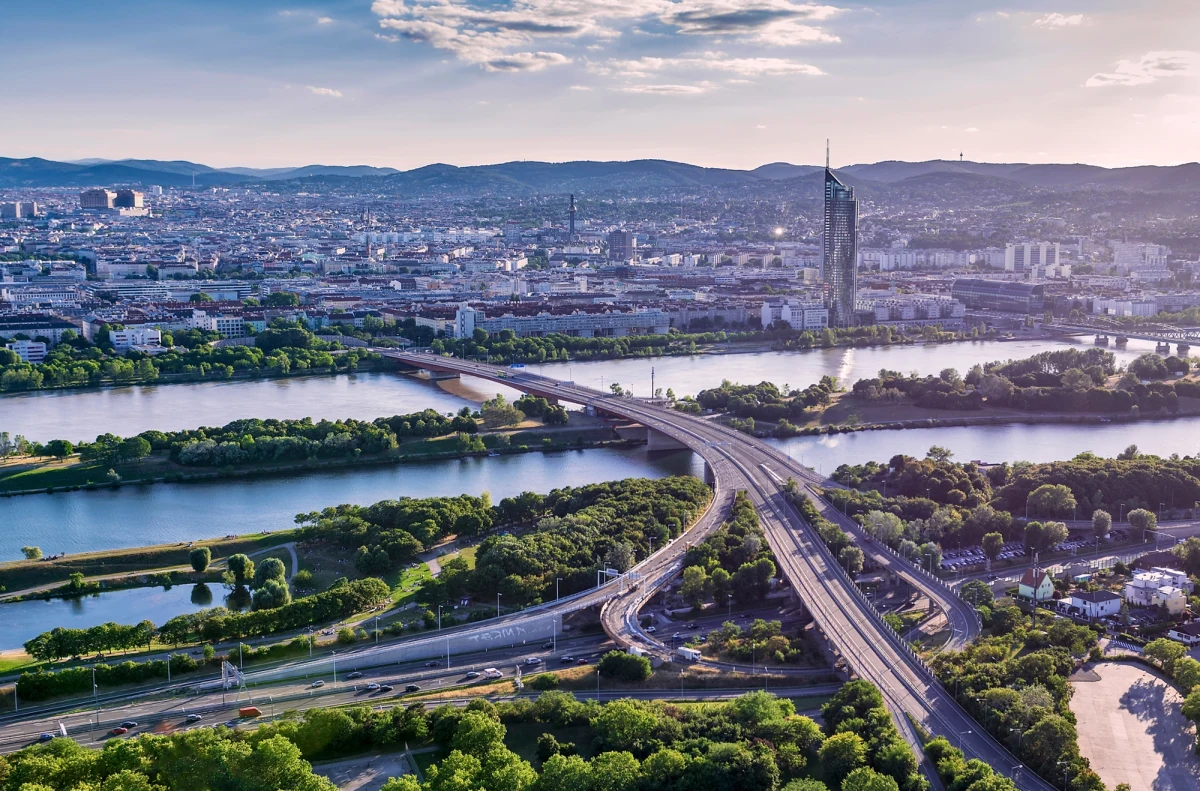 Wiedeń od lat pełni funkcję architektonicznej i kulturalnej perły Europy, jednak od dekad miasto pełni również inną, mniej oficjalną rolę - jest centrum międzynarodowej gry wywiadów. Jak alarmuje brytyjski "Financial Times", rosyjskie służby specjalne wykorzystują austriacką stolicę jako kluczowy punkt do prowadzenia operacji szpiegowskich na niespotykaną od czasów zimnej wojny skalę.