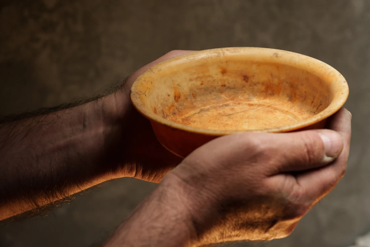 Jeśli wojna w Iranie potrwa do czerwca, a ceny ropy utrzymają się na poziomie powyżej 100 dolarów za baryłkę, to światu grozi nowa klęska głodu - zaalarmował we wtorek Światowy Program Żywnościowy (WFP). Mogłaby ona dotknąć ok. 45 mln osób.