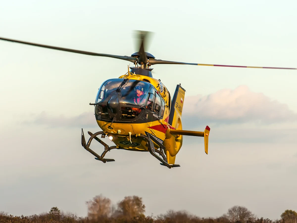 Sześć osób zostało poszkodowanych w wypadku, do którego doszło w Woli Skarbkowej (woj. kujawsko-pomorskie). Tam autobus szkolny zderzył się z samochodem osobowym. Dwie osoby w wieku 14 i 16 lat zabrano śmigłowcami Lotniczego Pogotowia Ratunkowego do szpitala. 