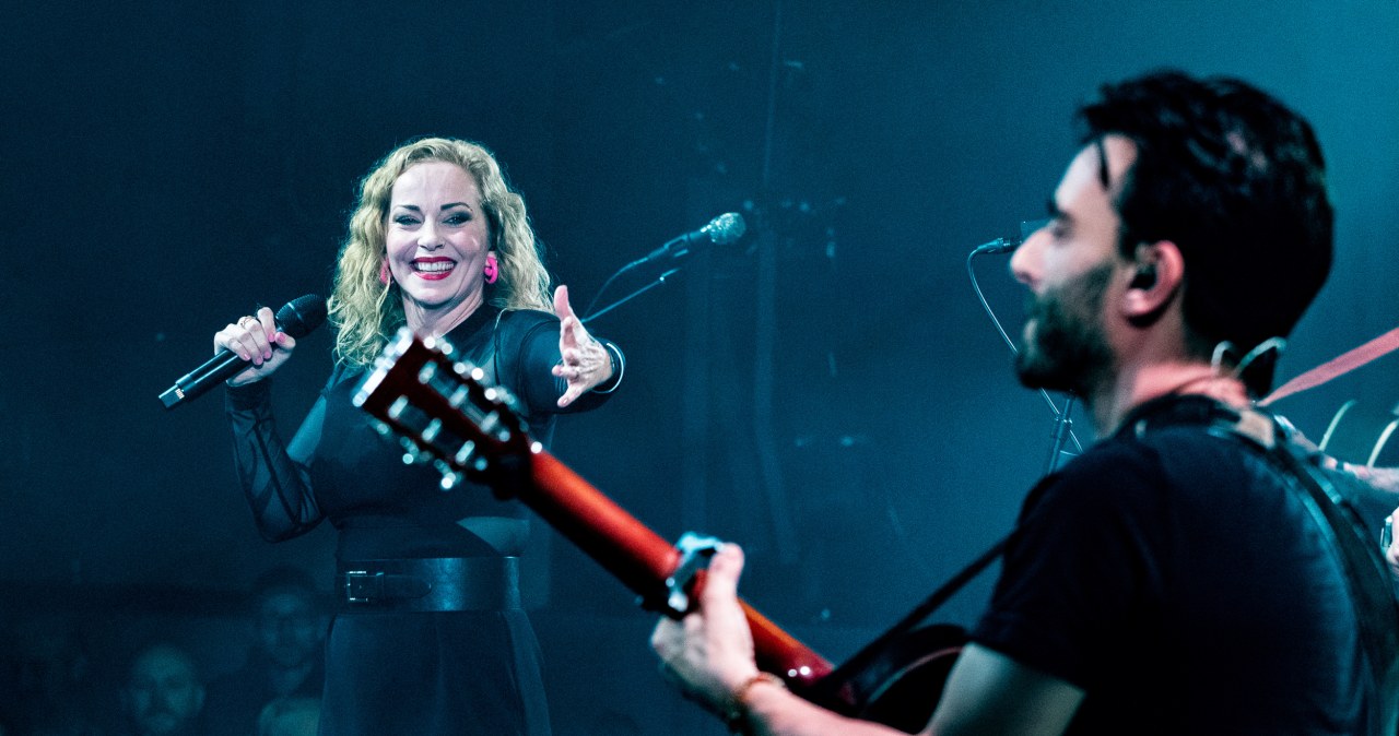 "Ten głos rozbroi dosłownie każdego". Wraca do Polski z solowymi koncertami