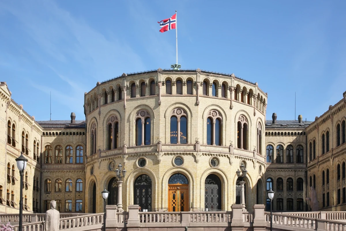 Norwegia mobilizuje samorządy do aktualizacji planów kryzysowych i przygotowania się na sytuacje nadzwyczajne, w tym potencjalny konflikt zbrojny. Rząd wysłał do 357 gmin kraju pisma w tej sprawie. Wzywa w nich do zabezpieczenia infrastruktury, przygotowania się do przerw w dostawach i zapewnienia ciągłości usług oraz współpracy z wojskiem.