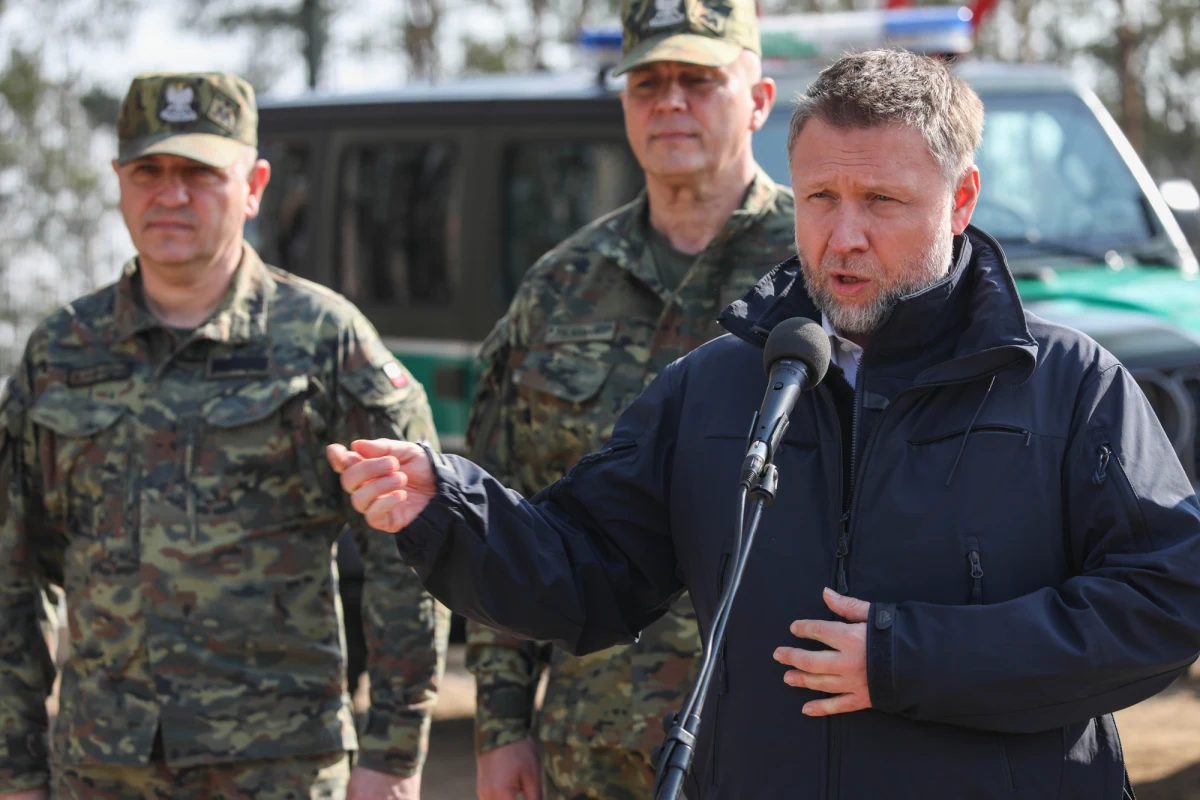 ​"Przez prezydenckie weto służby podległe MSWiA zostały ograbione z dodatkowych 7 mld zł, które dotąd były niedostępne" - oświadczył minister spraw wewnętrznych i administracji Marcin Kierwiński. Zadeklarował jednocześnie, że każdy z projektów "zostanie zrealizowany dla dobra polskiego bezpieczeństwa".