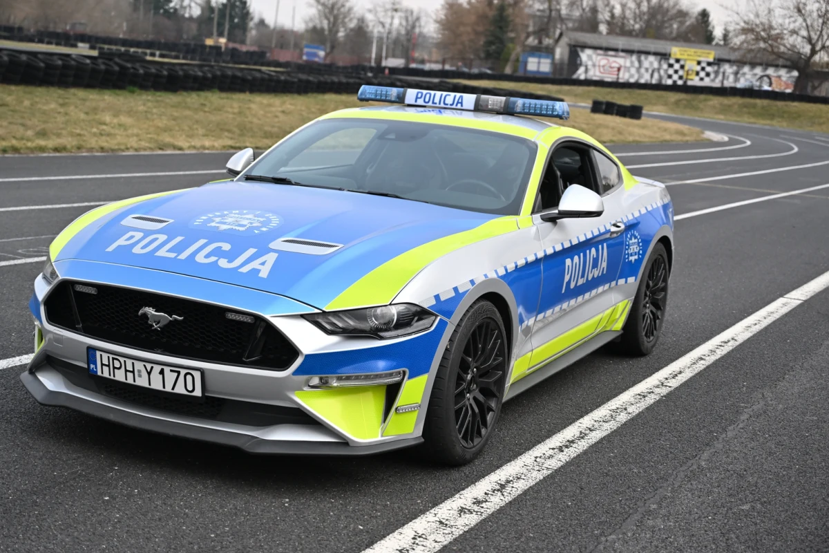 ​Mazowiecka policja zyskała nietypowe narzędzie do walki z piratami drogowymi - sportowy Ford Mustang GT, skonfiskowany kierowcy, który prowadził pod wpływem alkoholu. Samochód, wart około 150 tysięcy złotych, oficjalnie dołączył do policyjnej floty w Radomiu. To efekt nowych przepisów, które pozwalają na obligatoryjną konfiskatę pojazdów pijanym kierowcom.