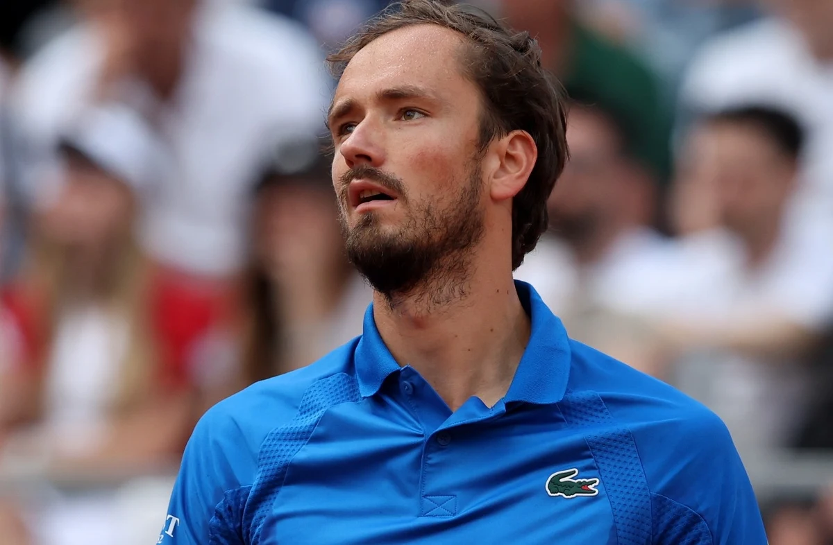 Daniił Miedwiediew, jeden z najlepszych tenisistów świata, znalazł się w kłopotliwej sytuacji tuż przed prestiżowym turniejem ATP Masters 1000 w Miami. Rosjanin, który w ostatnich tygodniach prezentował wyśmienitą formę, w drodze na Florydę zgubił bagaż i rakiety. Zawodnik zwrócił się o pomoc do linii lotniczych.