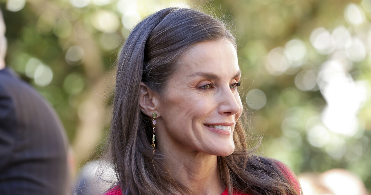 Królowa Letizia w tej samej sukience, co rok temu. Efekt? Zachwycający
