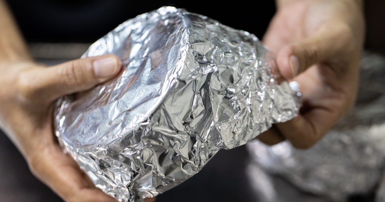 Do tego nie używaj folii aluminiowej. Poważnie sobie zaszkodzisz