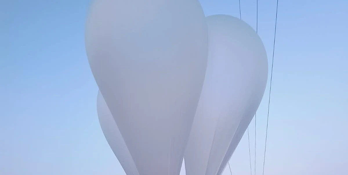 Na posesji przy ul. Gajowej w Białymstoku wylądowały balony z podczepionym ładunkiem. Sprawę bada miejscowa policja. 