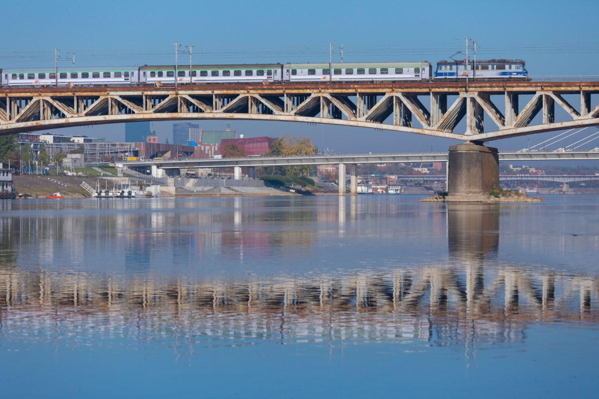 Pociąg stanął na moście. Utrudnienia w Warszawie