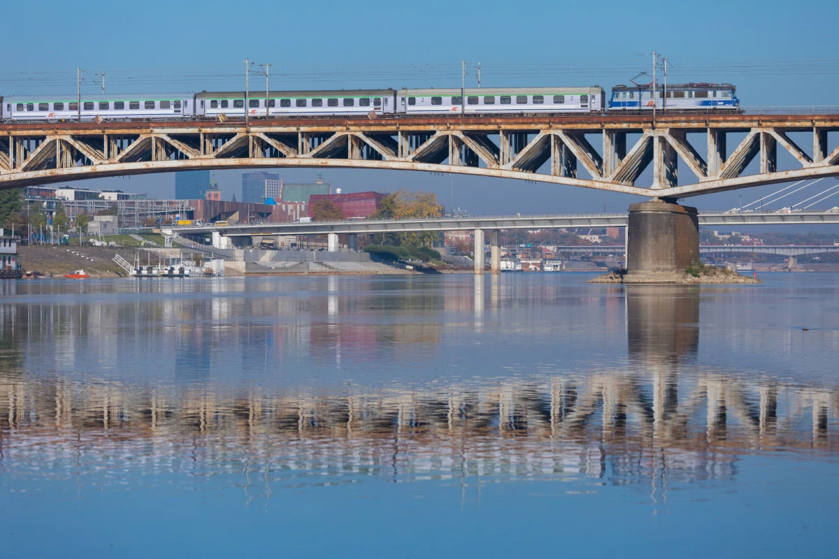 W Warszawie na Moście Średnicowym zatrzymał się popsuty pociąg. Ta sytuacja wywołała spore utrudnienia. Informację z Gorącej Linii RMF FM potwierdziło biuro prasowe PKP PLK. 