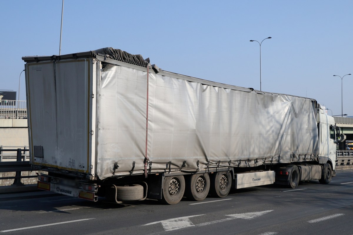 Zablokował istotny tunel i uciekł. Policja zatrzymała kierowcę ciężarówki