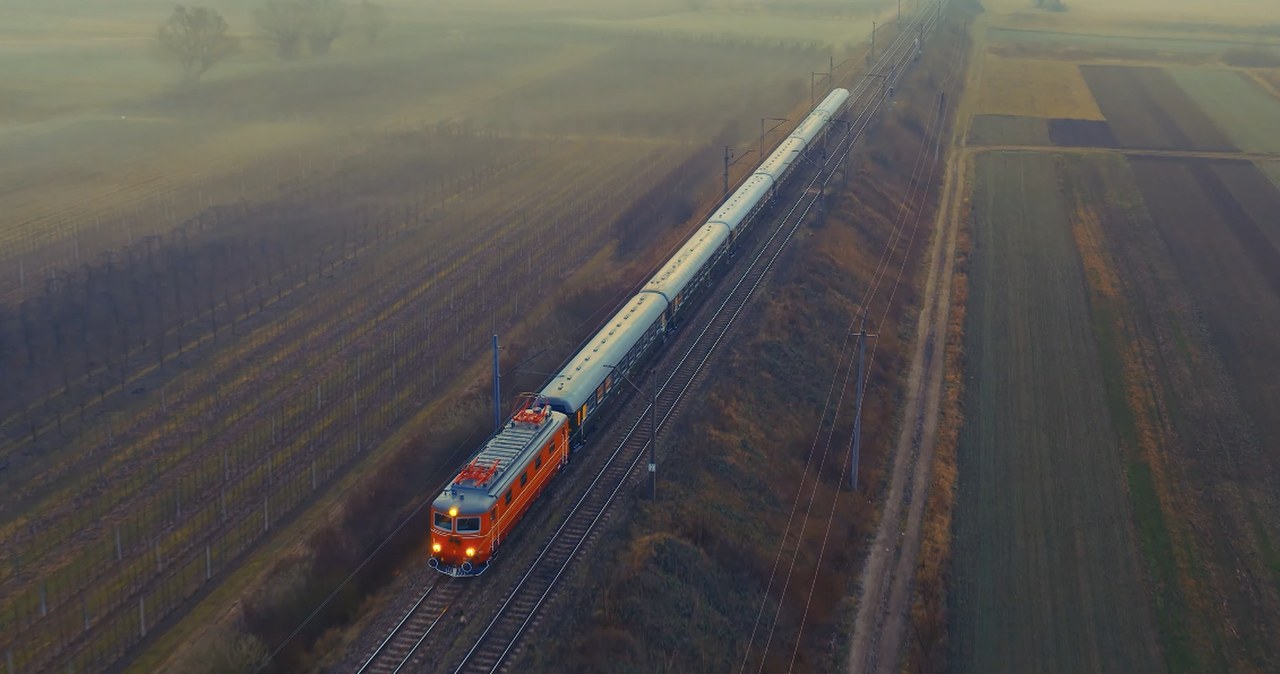 Zabytkowy pociąg PKP Intercity wyjechał na tory