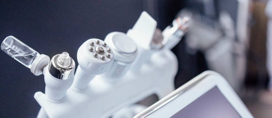 Są zabiegi, które działają spektakularnie, ale wymagają czasu rekonwalescencji. Są też takie, które wpisują się w rytm codzienności klientek – szybkie, precyzyjne, komfortowe. Krioterapia miejscowa należy do tej drugiej kategorii. Kontrolowane oddziaływanie niską temperaturą od lat wykorzystywane jest w medycynie i fizjoterapii, a dziś coraz śmielej wkracza do gabinetów estetycznych oraz klinik specjalistycznych. Dlaczego chłód stał się jednym z najbardziej pożądanych narzędzi terapeutycznych? Odpowiedź kryje się w naszej biologii.