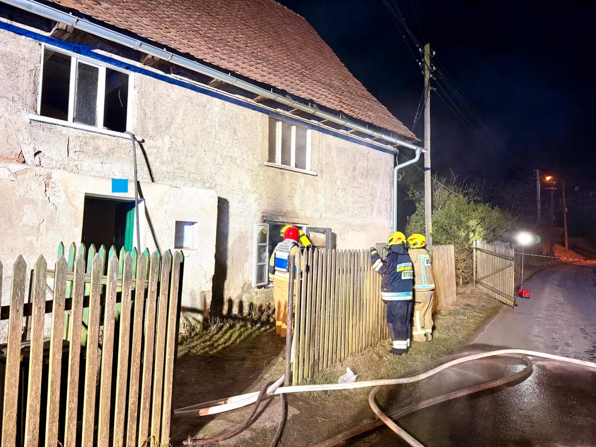 W nocy z wotrku na środę w miejscowości Nowy Kościół (woj. dolnośląskie) doszło do pożaru domu jednorodzinnego. W środku budynku strażacy znaleźli zwłoki dwóch osób. Trwa ustalanie przyczyn pojawienia się ognia.