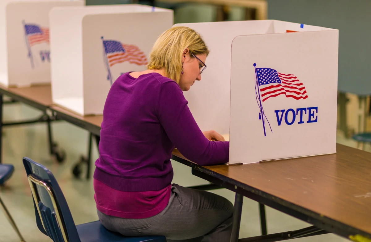 Republikanin Jon Maples i demokratka Emily Gregory zmierzą się w wyborach uzupełniających w 87. Okręgu Izby Reprezentantów Florydy. Stawka tego pojedynku jest wysoka - demokraci nie tylko spróbują przejąć okręg, gdzie mieści się luksusowa posiadłość Donalda Trumpa, ale też chcą podtrzymać dobrą passę, jaką w ostatnim czasie notują na terenie całego kraju.