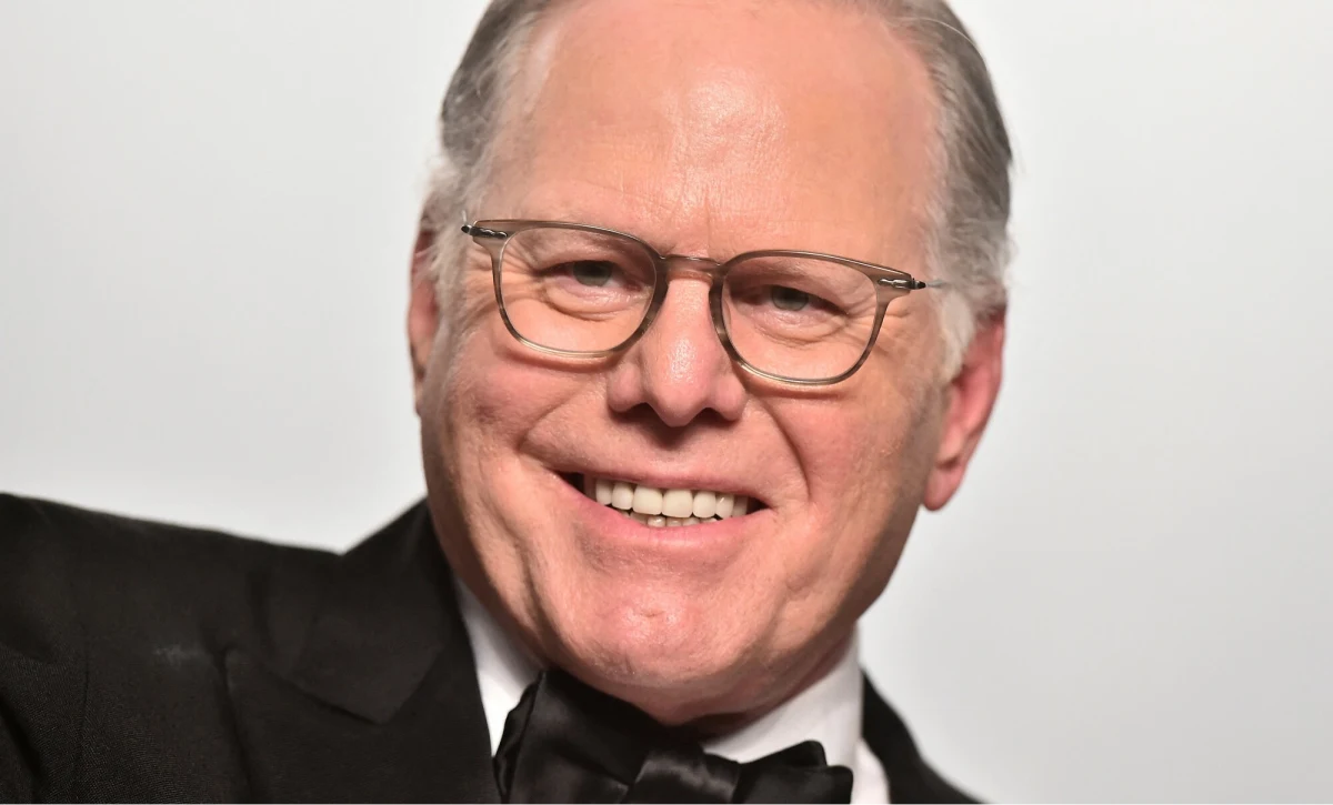 Prezes Warner Bros. Discovery, David Zaslav, może zarobić nawet 887 mln dolarów w związku z przejęciem firmy przez Paramount Skydance – informuje agencja Reuters, powołując się na dokumenty złożone w amerykańskiej komisji papierów wartościowych (SEC). Na tę kwotę składają się odprawa w gotówce, akcje i zwrot podatków.