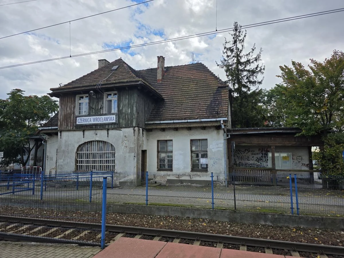 PKP ogłosiło przetarg na modernizację zabytkowego dworca kolejowego w Czernicy pod Wrocławiem. To właśnie tutaj kręcono jedną ze scen kultowej polskiej komedii „Sami swoi”. Inwestycja ma przywrócić obiektowi dawny blask i poprawić komfort podróżnych.