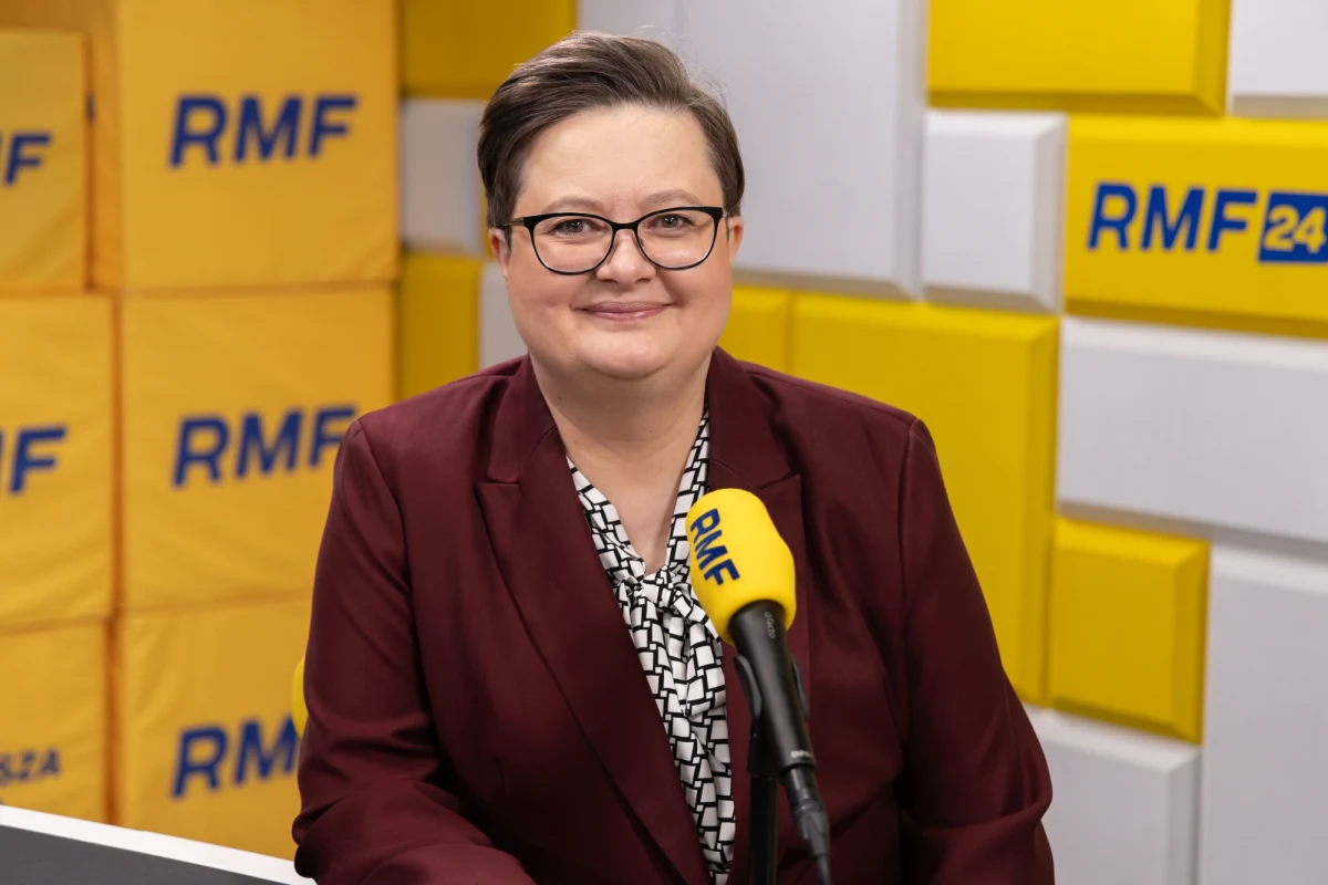 Czy edukacja zdrowotna będzie obowiązkowa od przyszłego roku szkolnego? "Decyzję w tej sprawie podejmie pani minister do końca marca" - mówiła w Rozmowie o 7:00 w Radiu RMF24 Katarzyna Lubnauer, wiceminister edukacji z Koalicji Obywatelskiej. "Nie mam wątpliwości, że każde dziecko powinno mieć szansę nauczenia się tych rzeczy, które budują odporność na całe życie - chodzi o kwestie profilaktyki, zdrowia psychicznego czy diety. To są rzeczy, które powinniśmy wiedzieć" - podkreślała Lubnauer, dodając, że "podstawa programowa edukacji zdrowotnej jest bardzo dobra i chwalona przez wszystkich".