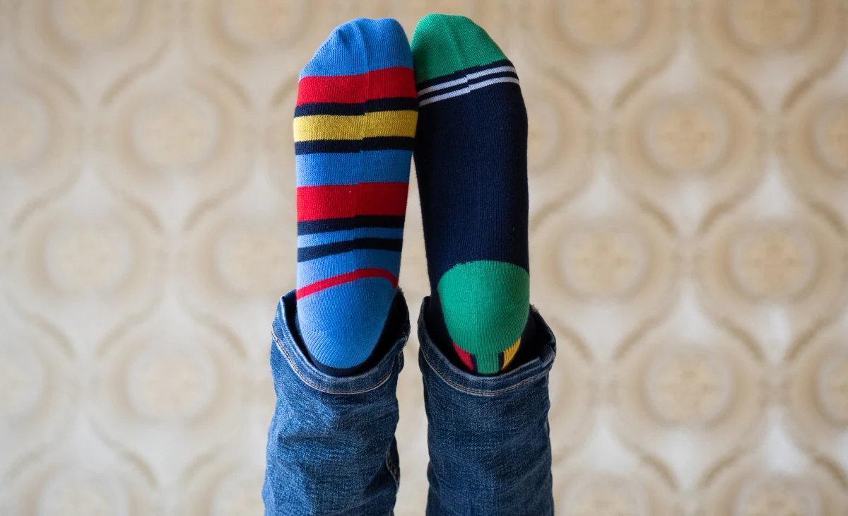 21 marca obchodzimy Światowy Dzień Zespołu Downa. To wyjątkowa okazja, by zwrócić uwagę na potrzeby, prawa i codzienne życie osób z zespołem Downa oraz ich rodzin. Jednym z najbardziej rozpoznawalnych symboli tego dnia są kolorowe, nie do pary skarpetki. Skąd wzięła się ta tradycja?