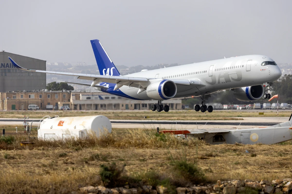 Kryzys na Bliskim Wschodzie odbija się na europejskim lotnictwie. Skandynawska linia lotnicza SAS odwoła w kwietniu co najmniej tysiąc lotów. Powodem jest nagły wzrost cen paliwa lotniczego. Decyzja dotknie pasażerów w całej Skandynawii, a już kolejne linie lotnicze zapowiadają podwyżki cen biletów lotniczych.