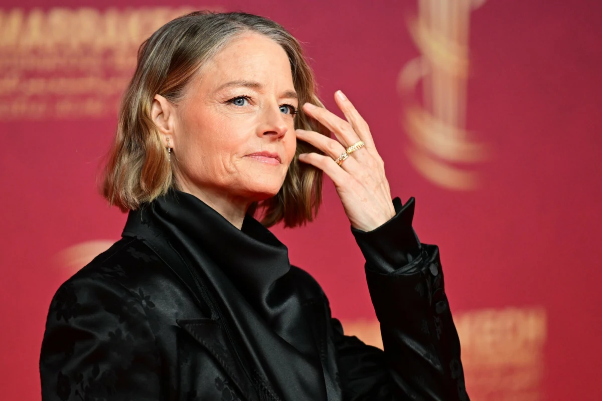 20 marca do polskich kin wchodzi film "Ostatnia sesja w Paryżu" w reżyserii Rebeki Zlotowski. Laureatka dwóch Oscarów Jodie Foster gra w nim Lilian, lekarkę psychiatrę, która próbuje rozwiązać kryminalną zagadkę. "Im jestem starsza, tym bardziej pociągają mnie lżejsze rzeczy. Może dlatego, że jestem szczęśliwsza, a może mniej zajęta sobą, mniej poważna" - mówi w RMF FM znana aktorka. Jodie Foster opowiada też m.in o "pokoleniu selfie" i o podejściu do starzenia się. "To tylko blizny po dobrym życiu" - zapewnia. 