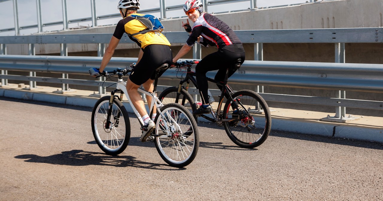 Ten przepis dzieli kierowców i rowerzystów. Jadąc obok mogą dostać mandat