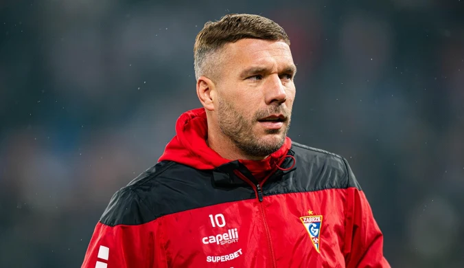 Nie było cienia litości. Bezwzględna dyskwalifikacja. Podolski na aucie