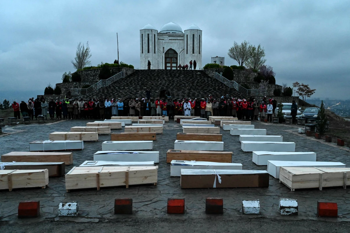 ​Pakistan ogłosił tymczasowe wstrzymanie operacji militarnych przeciwko Afganistanowi. Decyzja ta została podjęta w związku ze zbliżającym się świętem Id al-Fitr oraz na prośbę Turcji, Arabii Saudyjskiej i Kataru. Sytuacja na granicy obu krajów pozostaje jednak napięta po ostatnich krwawych atakach i wzajemnych oskarżeniach o wspieranie bojowników. 